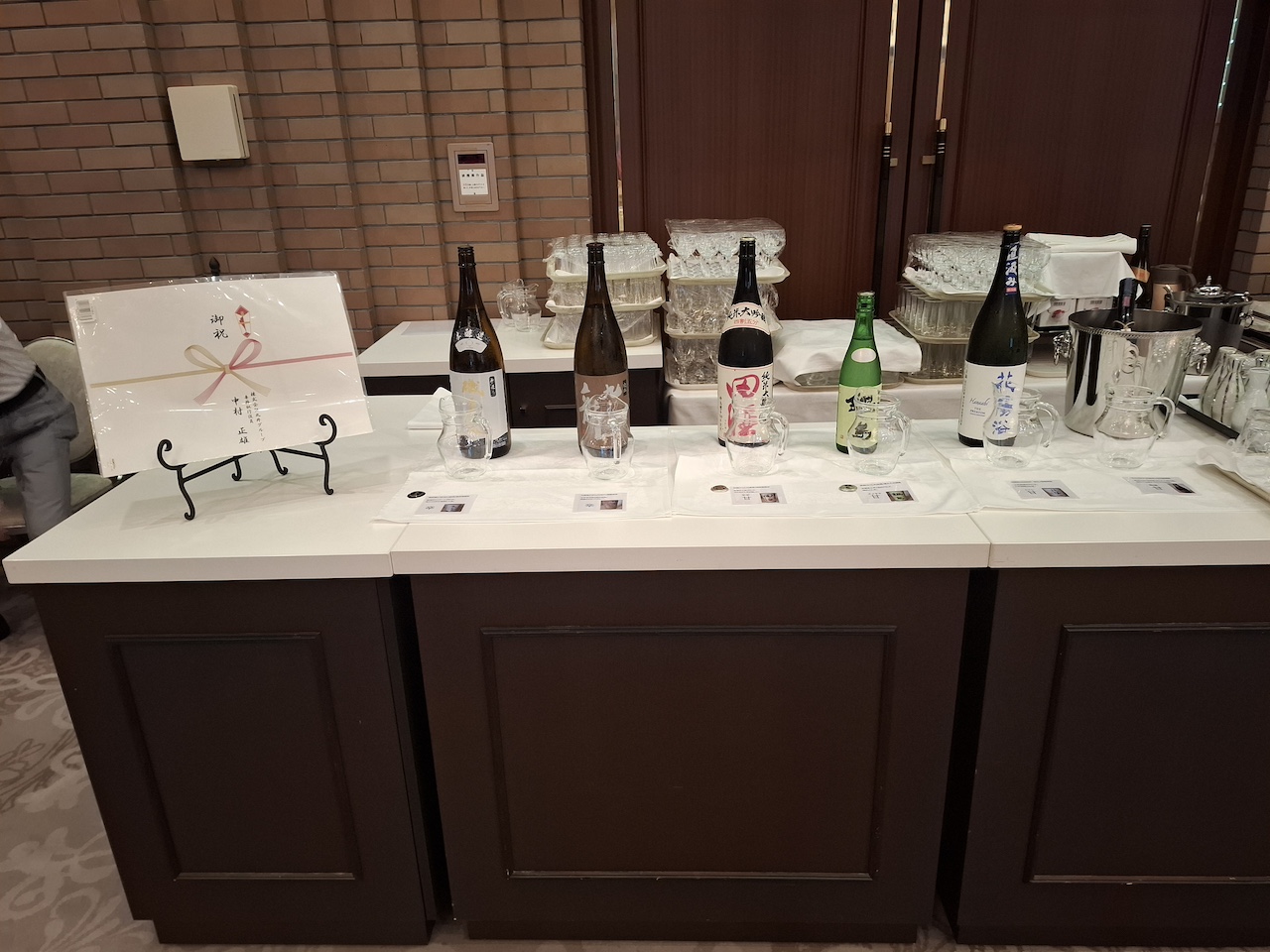 中村専務よりお祝いの日本酒 左から 磯自慢(静岡) 九頭竜(黒龍・福井) 田酒(青森) 鍋島(佐賀) 花陽浴(埼玉) 産土(熊本)